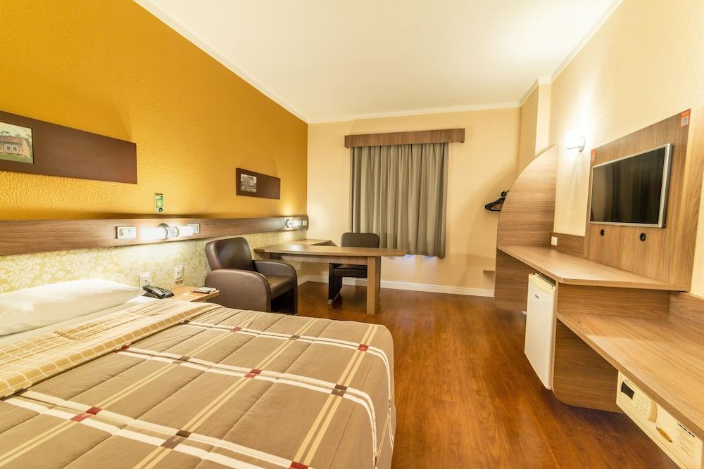 10 Hotel